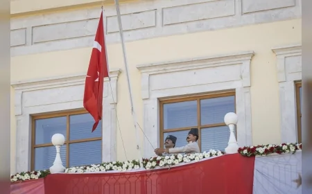 İzmir’in kurtuluşunun 103. yılında Konak Meydanı’nda temsili bayrak töreni büyük coşkuya sahne oldu