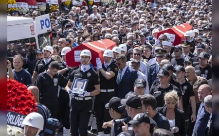 İzmir, Balçova saldırısında şehit olan Emniyet Müdürü Muhsin Aydemir ve Polis Memuru Hasan Akın’a veda etti
