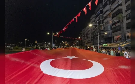 İzmir’in kurtuluşunun 103. yılı fener alayıyla kutlandı, şehitler için sessiz yürüyüş yapıldı