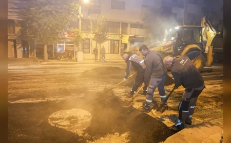 Eskişehir Büyükşehir Belediyesi Vatan Caddesi’nde gece asfalt ve yol yenileme çalışması yaptı