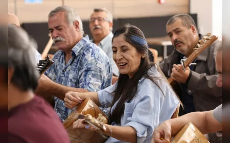 Eskişehir’de kıdemli vatandaşlar Emek Kafe’de bağlama konseriyle sahne aldı