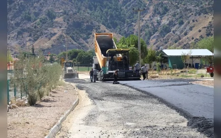 Eskişehir Büyükşehir Belediyesi Sarıcakaya’da 1 kilometrelik yolu sıcak asfaltla yeniliyor