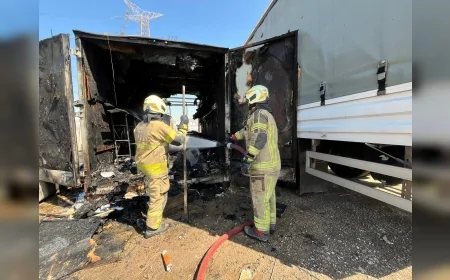İzmir Bornova Işıkkent’te konteyner yangını itfaiye ekiplerince 20 dakikada söndürüldü