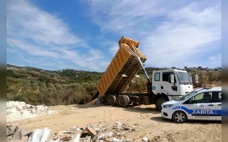 Kuşadası’nda kaçak moloz döken kamyon sürücüsü suçüstü yakalanarak para cezası verildi