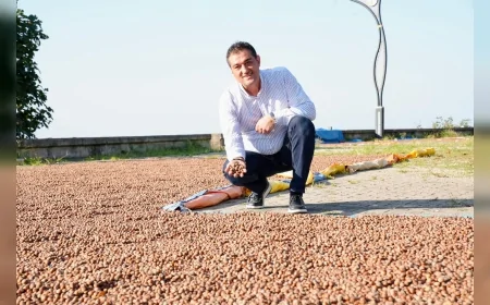 Giresun Belediye Başkanı Fuat Köse sahilde fındık kurutan üreticileri ziyaret etti