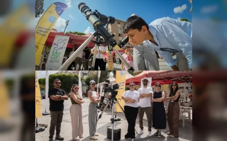 Mersin Büyükşehir’in Tarsus’ta düzenlediği bilim etkinliğinde çocuklar teleskopla güneşi gözlemledi!