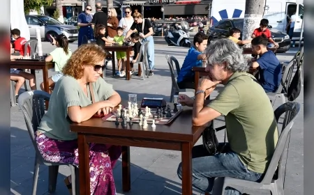 Kuşadası’nda “Sokakta Satranç Var” etkinliği Atatürk Meydanı’nda yoğun ilgiyle gerçekleştirildi