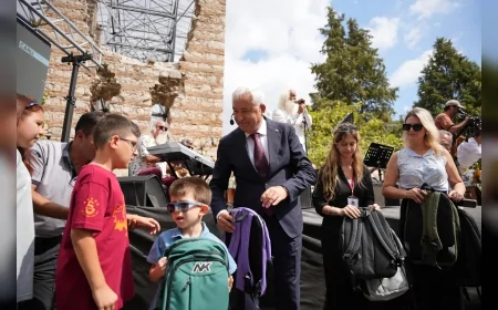 Kemalpaşa Belediyesi öğrencileri sevindirdi, okul çantası ve kırtasiye setleri dağıtıldı