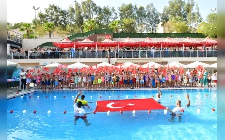 Çiğli Belediyesi yüzme kursunu şenlikle tamamladı, tüm kursiyerlere madalya verildi