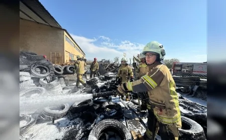 İzmir’de lastik deposu çevresinde çıkan yangın itfaiye ekipleri tarafından işletmeye sıçramadan söndürüldü