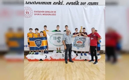 Yalova Belediyespor masa tenisinde 3 madalya kazandı, takım müsabakalarında kürsüye çıktı