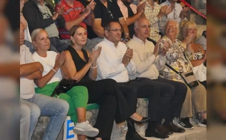 Ayvalık’ın kurtuluşunun 103’üncü yılı Türkü Akbayram konseriyle kutlandı