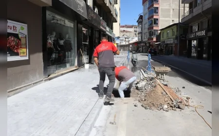 Ünye’nin en işlek caddesi Saray Caddesi’nde kaldırımlar yenileniyor