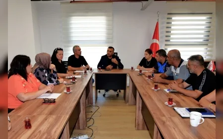 Bornova Belediyesi muhtarlarla düzenli toplantılarla katılımcı yönetim anlayışını güçlendiriyor