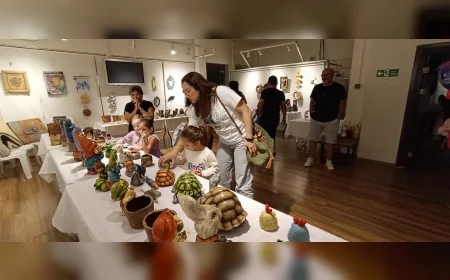 Emekli çiftin “Dokuzlar Hobi” sergisi Foça’da çocuklardan büyüklere yoğun ilgi gördü