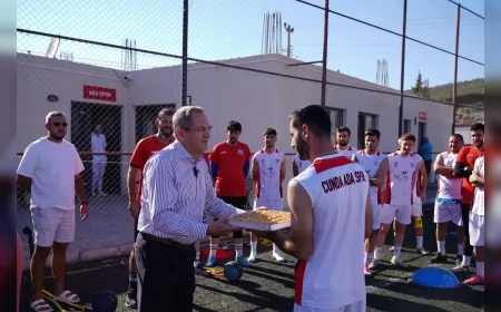 Ayvalık Belediye Başkanı Mesut Ergin, Adaspor’un antrenmanını ziyaret ederek yeni sezon için başarı dileklerinde bulundu