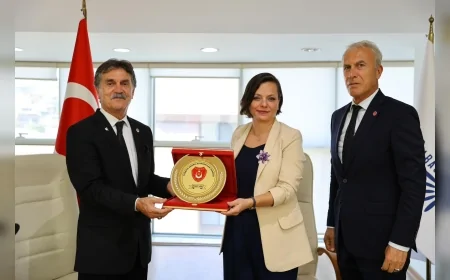 TEMAD, Karabağlar Belediye Başkanı Helil Kınay’a onursal üyelik beratı takdim etti