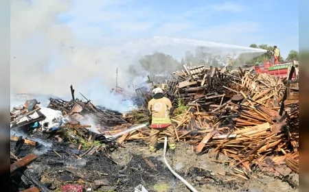 Manisa’da palet fabrikasında çıkan yangın itfaiye ekiplerinin müdahalesiyle kontrol altına alındı