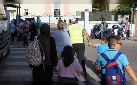 Kartal’da 21 Okulun Önünde Trafik Düzenlemesi: Zabıta Ekipleri Öğrencilerin Güvenliği İçin Görevde