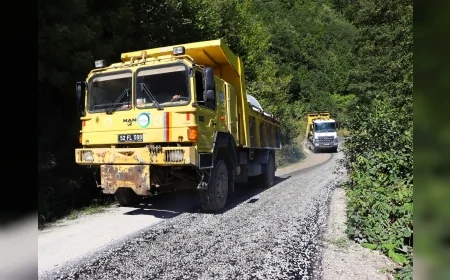 Kabadüz Yakuşdibi Mahallesi Köknar Sokak’ta 2,1 kilometrelik yol asfaltlanarak ulaşım kolaylaştı