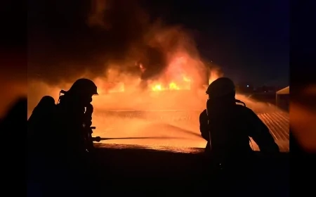 İzmir Gaziemir’de mobilya fabrikasını saran yangın 4 saatte kontrol altına alındı
