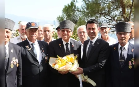 Bayraklı Belediye Başkanı İrfan Önal: "Gazilerimiz ve şehit aileleri başımızın tacıdır"