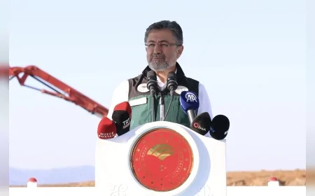 Tarım ve Orman Bakanı İbrahim Yumaklı: "Muğla ve Antalya’daki orman yangınlarına şiddetli rüzgâra rağmen yoğun müdahale sürüyor"