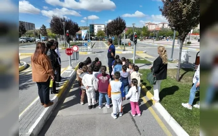Etimesgut’ta Avrupa Hareketlilik Haftası kapsamında çocuklara trafik eğitimi ve oyun etkinliği düzenlendi