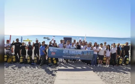 Antalya Konyaaltı Sahili’nde kıyı temizliği yapıldı, denizden araç lastiği ve tekne parçaları çıkarıldı