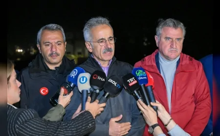 Ulaştırma ve Altyapı Bakanı Abdulkadir Uraloğlu: "Ardeşen-Çamlıhemşin yolunda hasarlar var, tek şeritten ulaşım sağlanıyor"