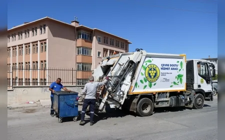 Buca’da 24 saat kesintisiz temizlik çalışması başlatıldı, belediye ekipleri vardiya usulü görev yapıyor
