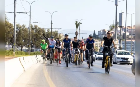 İzmir’de 200 bisikletli Avrupa Hareketlilik Haftası için Konak’tan İnciraltı’na pedalladı