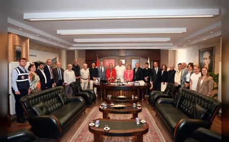 Yılın Ahisi Hayal Güçlü, kalfa ve çırak ile birlikte Başkan Mehmet Gürel’i ziyaret etti