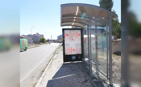 Ağrı Belediyesi kent genelinde yeni yolcu bekleme duraklarının yapımına başladı