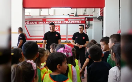 Düzce’de minikler itfaiye yerleşkesini gezdi, gönüllü itfaiyeci oldu