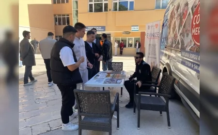 Çorum Belediyesi, üniversite öğrencilerini kampüslerde bilgilendirme stantlarıyla karşılıyor