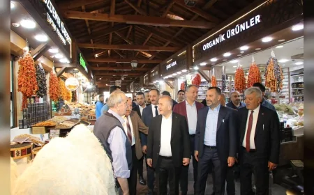 Elazığ Valisi Numan Hatipoğlu ve Belediye Başkanı Şahin Şerifoğulları, tarihi çarşılarda esnafları ziyaret etti