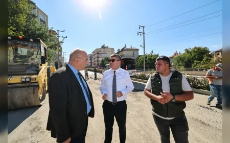 Burdur Belediye Başkanı Ali Orkun Ercengiz, Boyacıoğlu Caddesi’ndeki asfalt yenileme çalışmalarını inceledi
