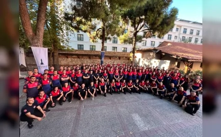 İzmir İtfaiyesi’nin emektarları genç meslektaşlarıyla bir araya geldi: “Sabrı, cesareti ve dayanışmayı miras bıraktınız”