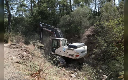 Marmaris’te dere yatağında kapsamlı temizlik başlatıldı, atıklar tek tek çıkarılıyor