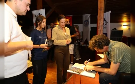 Özgür Mumcu Efes Selçuk’ta okurlarıyla buluştu: “Asıl amacım dünyalıları anlatmaktı”