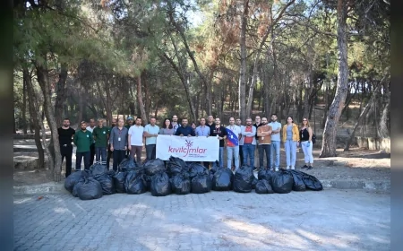 Manisa’da belediye ve Vestel gönüllüleri Çiftlik Park’ta 40 torba çöp toplayarak çevre temizliği yaptı