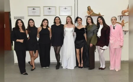 Ege Üniversitesi öğrencilerinden edebiyat karakterlerini modayla buluşturan defile