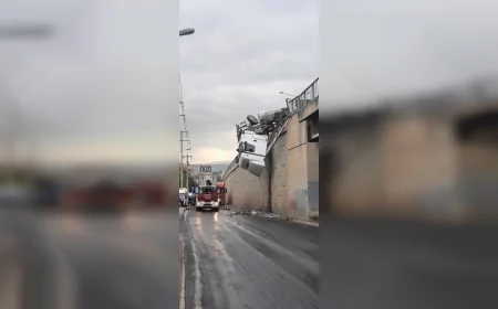 İzmir’de 12 metrelik viyadükte asılı kalan tırdan sürücü itfaiye ekiplerince kurtarıldı