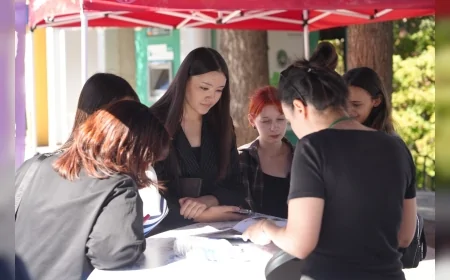 Eskişehir’de üniversiteye başlayan öğrencilere Büyükşehir’den bilgilendirici karşılama stantları