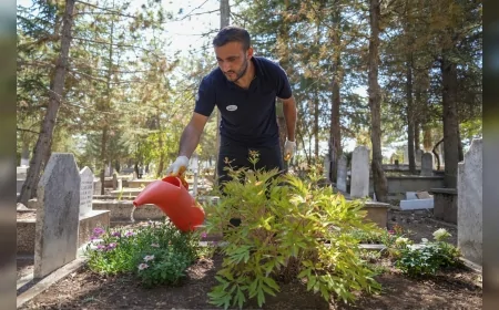 Eskişehir Büyükşehir Belediyesi Asri Mezarlık’ta kabir bakım hizmeti başlattı