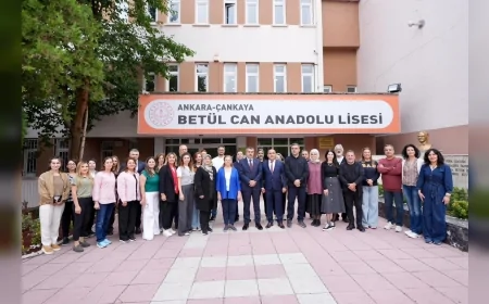 Milli Eğitim Bakanı Yusuf Tekin, öğrencinin daveti üzerine Betül Can Anadolu Lisesini ziyaret etti