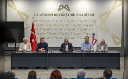 Mersin Büyükşehir’de görevde yükselen 22 memura plaket ve teşekkür belgeleri verildi