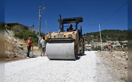 Mersin Mut’un Çömelek Mahallesi köy tarihinde ilk kez asfalt yola kavuştu