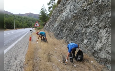 Marmaris’te belediye ekiplerinden rekor temizlik: 25 kişi 55 kilometrelik yolu yürüyerek temizledi